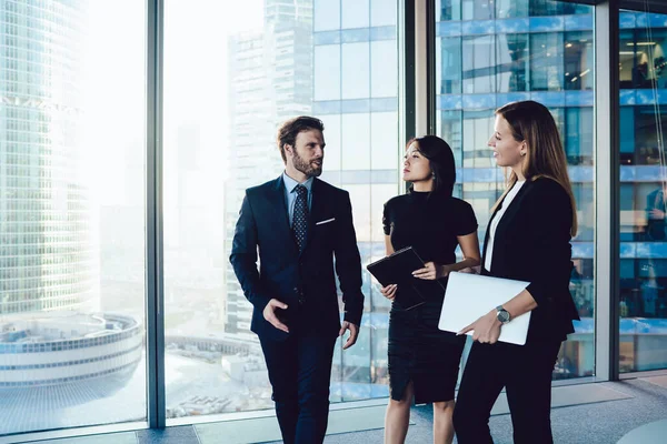 Symboliczna ilustracja spokojnej i skupionej nauki w otoczeniu natury.